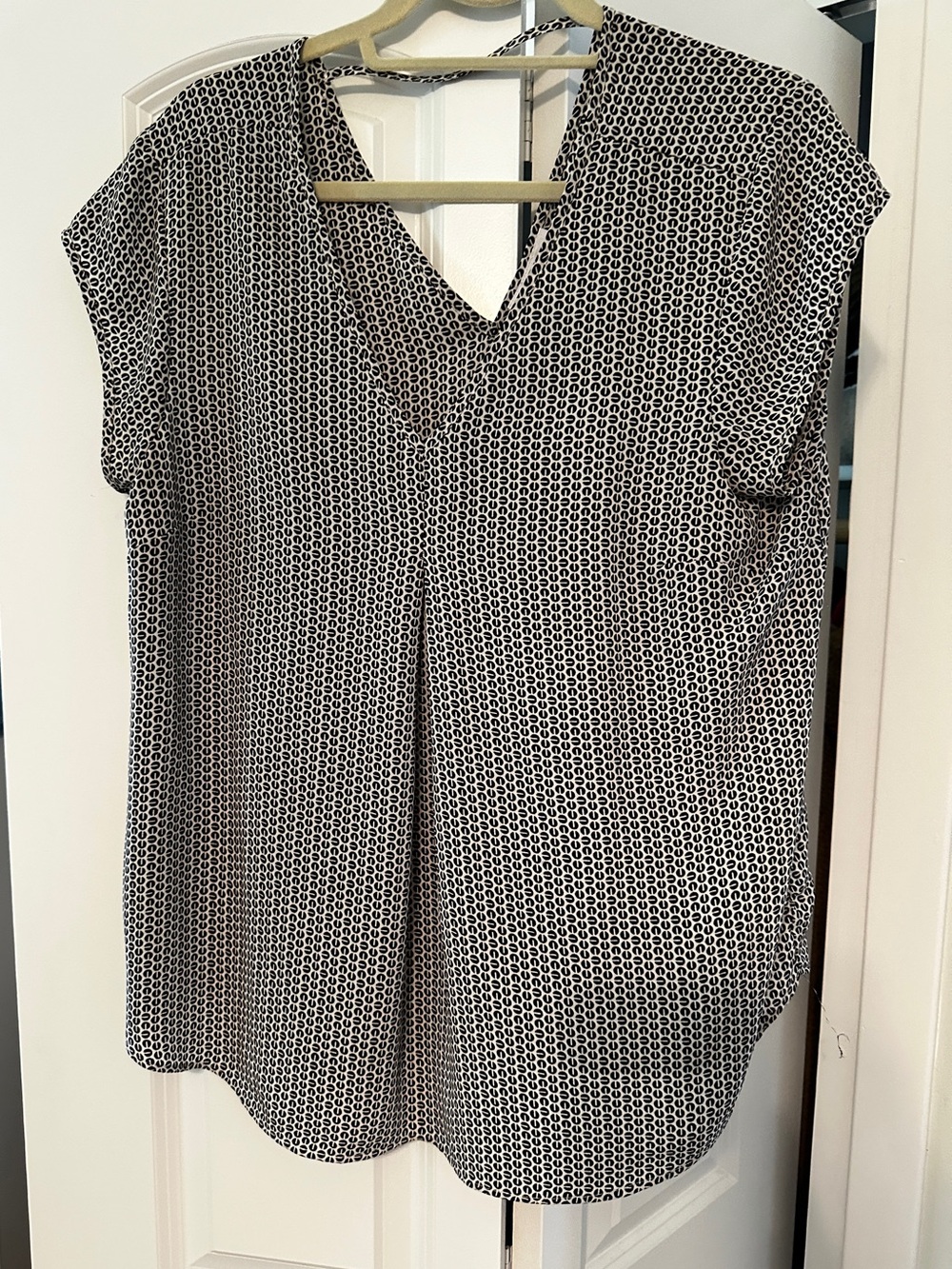 DR2 Black and White Geo Print V-Neck Blouse